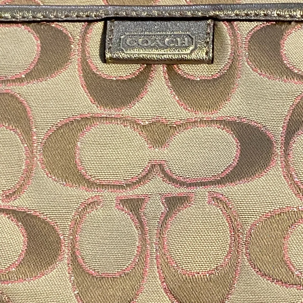 New Coach Daisy Outline Signature C Metallic Medium Wristlet Khaki Gold Silver - Picture 3 of 7